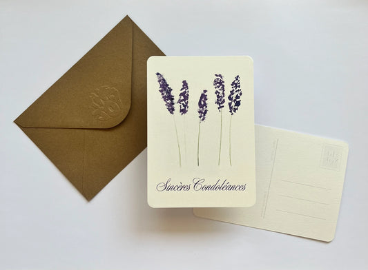 Carte de condoléances avec lavandes violettes et enveloppe kraft, message 'Sincères Condoléances'