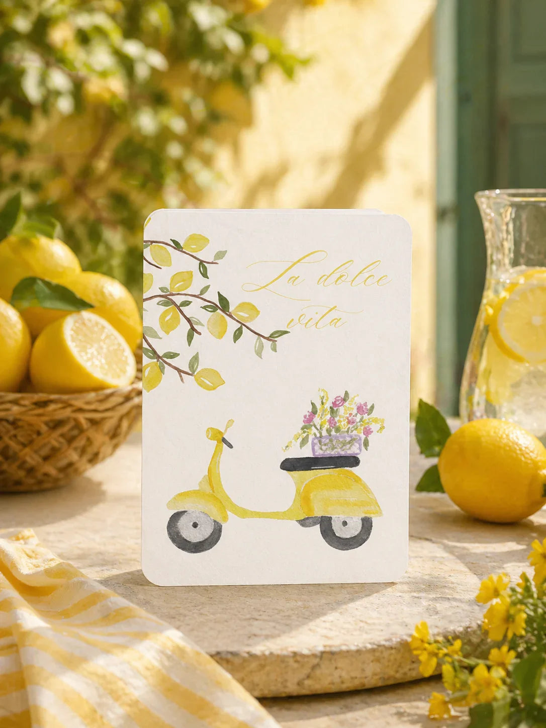 Carte 'La dolce vita' avec scooter jaune, citrons et fleurs, ambiance méditerranéenne ensoleillée
