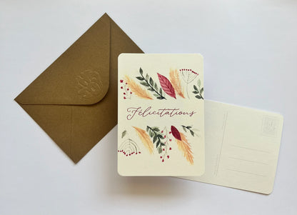 Carte de félicitations automne avec feuilles et herbes, enveloppe kraft, design floral élégant