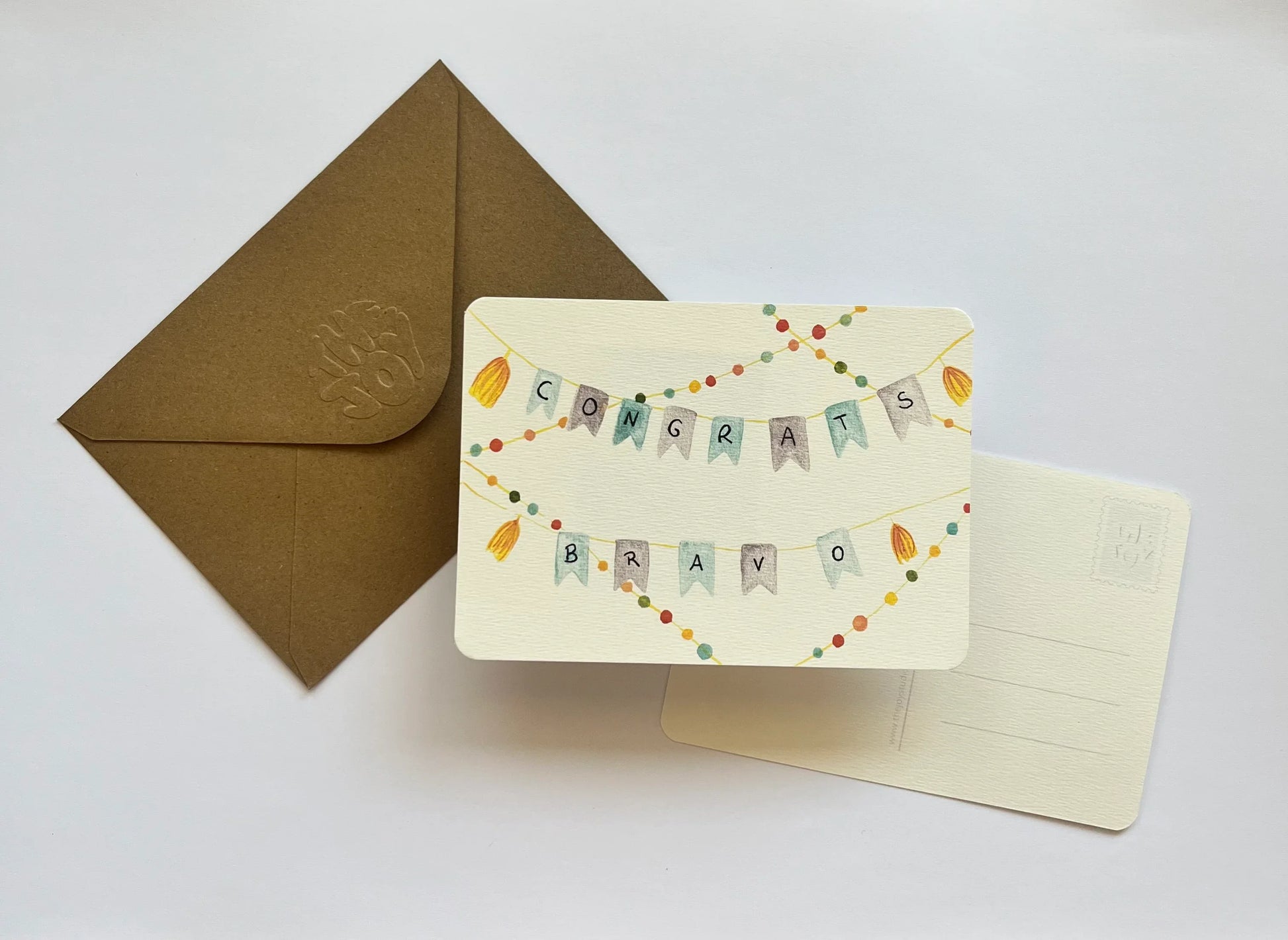 Carte de félicitations avec guirlandes 'CONGRATS BRAVO' et enveloppe kraft