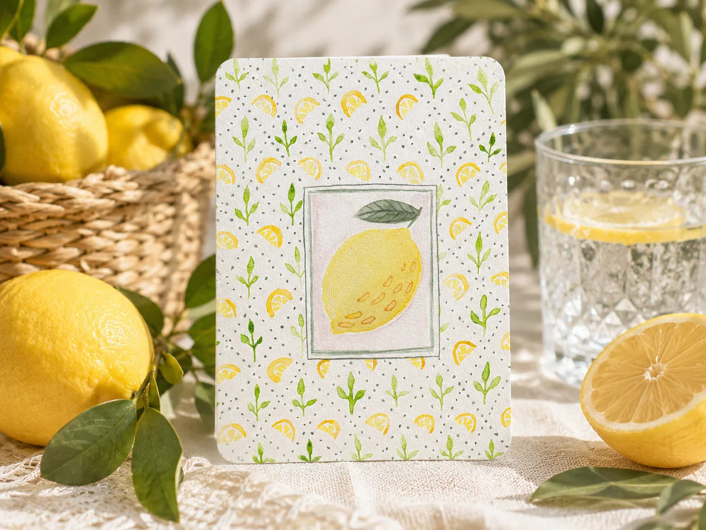 Carte illustrée citron avec motifs de feuilles et tranches, idéale pour décoration ou cadeau