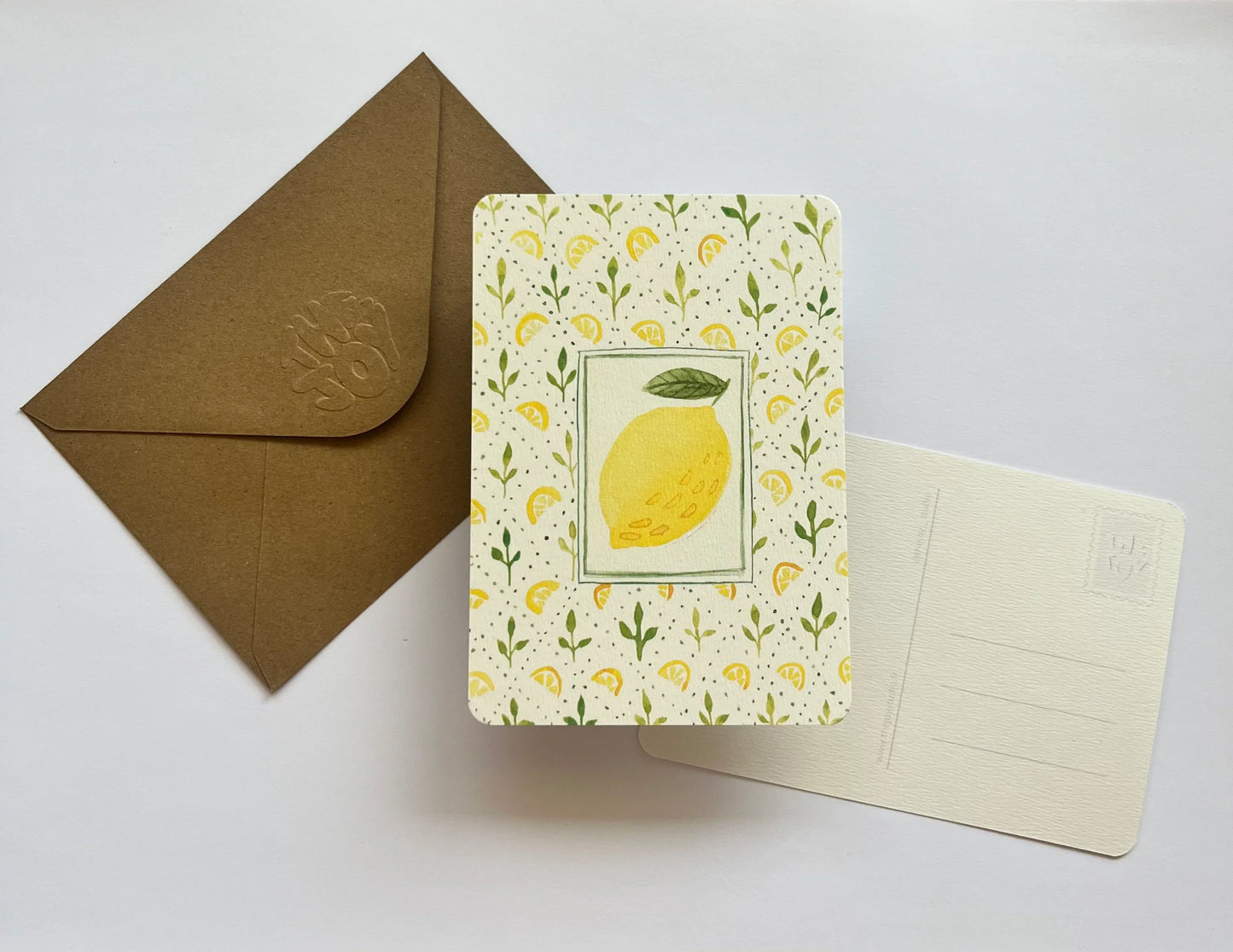 Carte postale citron illustration avec enveloppe kraft, motifs citrons et feuilles, design naturel et frais