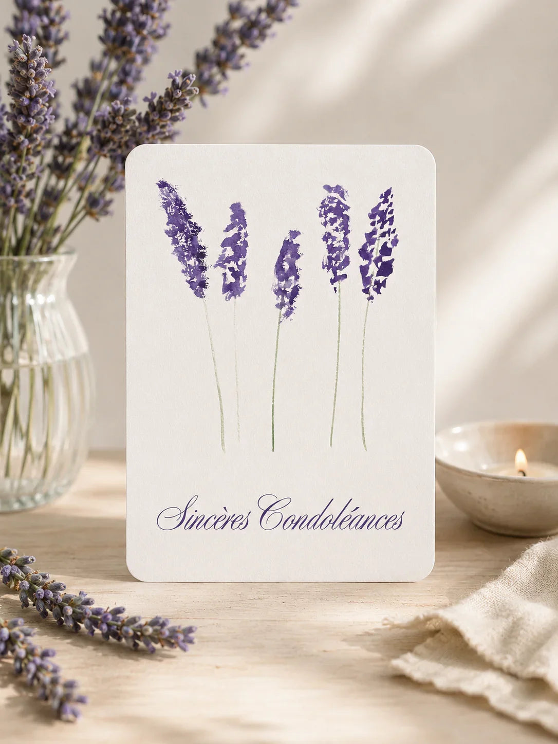 Carte de condoléances avec lavande et inscription 'Sincères Condoléances' sur fond naturel