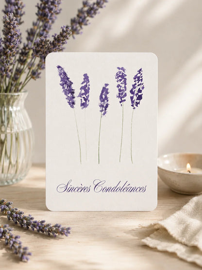 Carte de condoléances avec lavande et inscription 'Sincères Condoléances' sur fond naturel