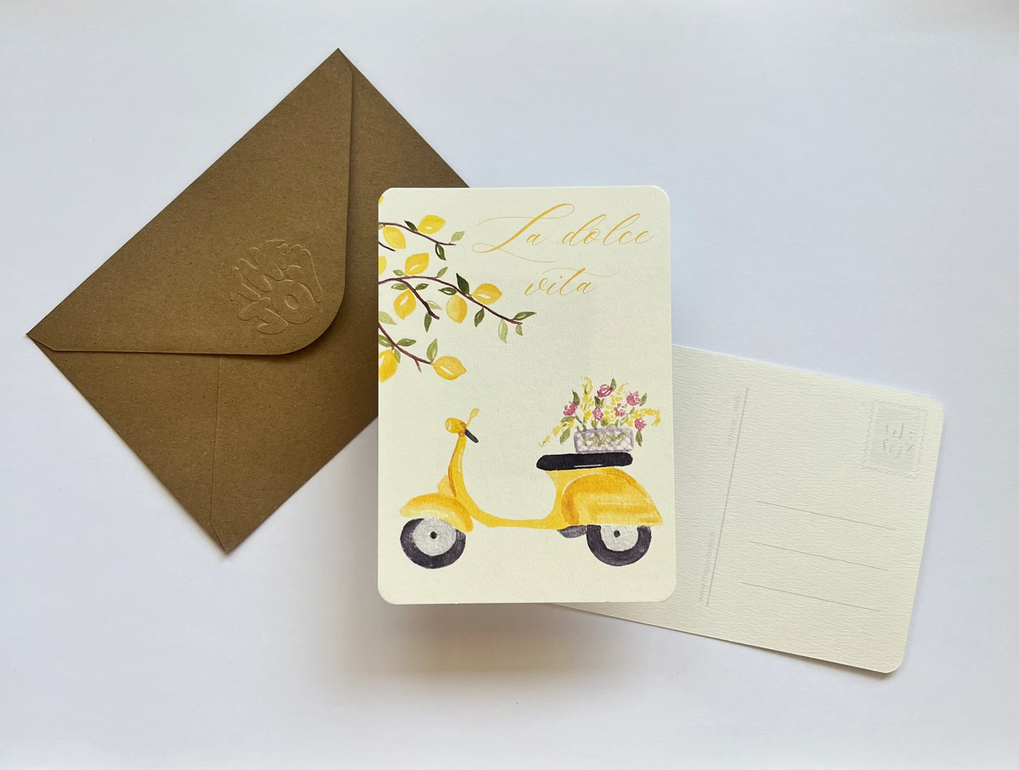 Carte postale jaune avec scooter et citrons, 'La dolce vita', enveloppe kraft