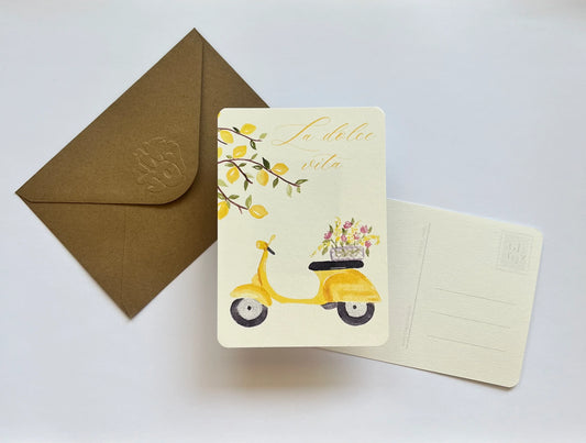 Carte postale jaune avec scooter et citrons, 'La dolce vita', enveloppe kraft