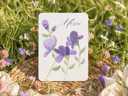 Carte merci avec fleurs violettes aquarelle sur fond de prairie fleurie