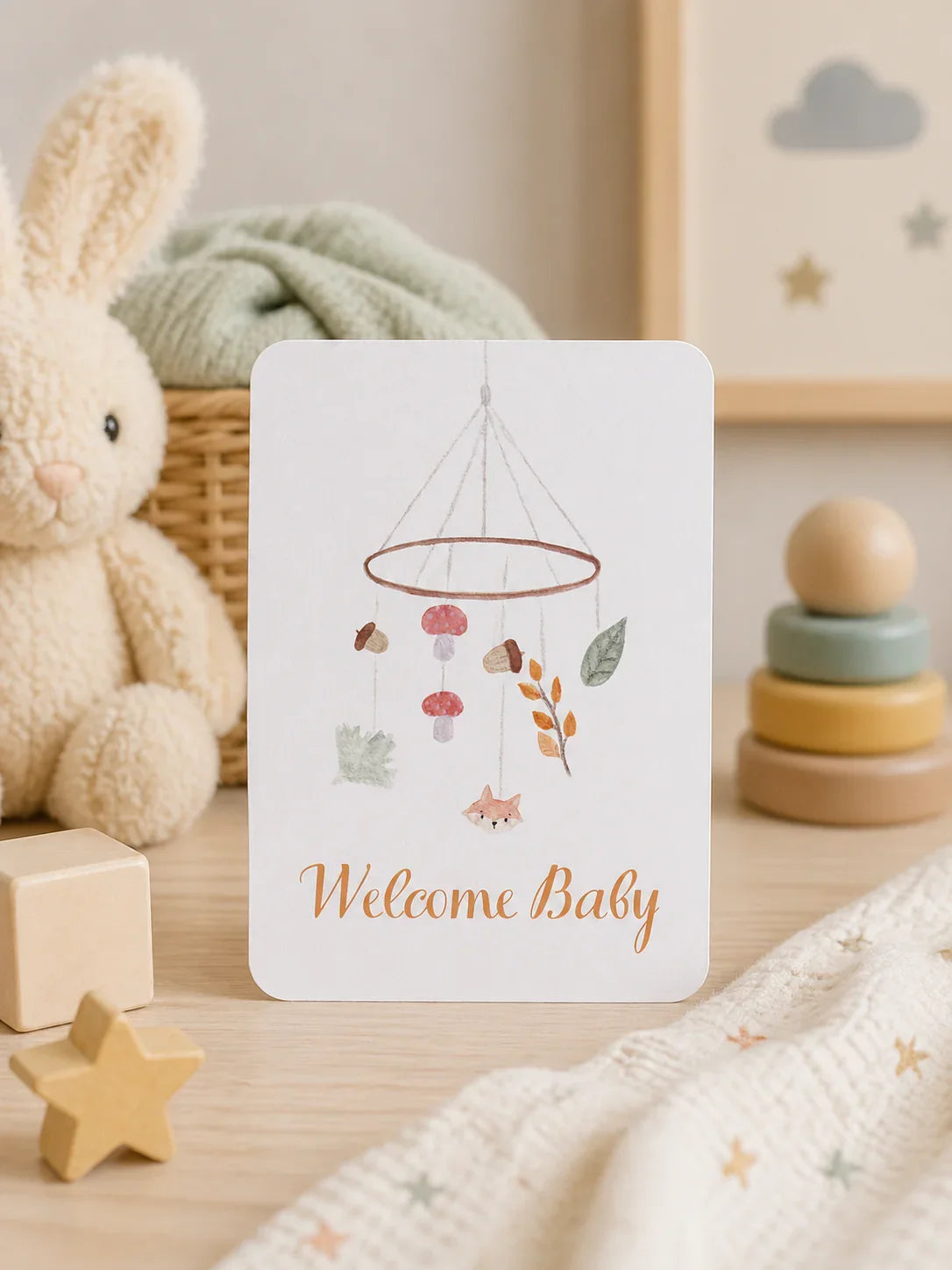 Carte de bienvenue bébé avec mobile forestier et renard, idéale pour cadeau naissance